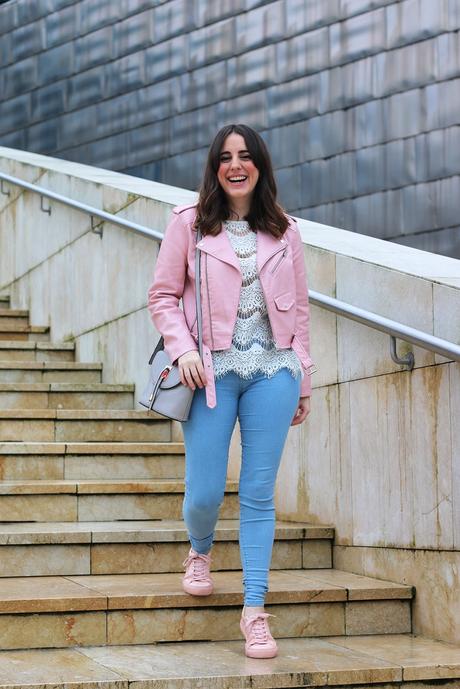 Invierno con biker rosa y zapatillas