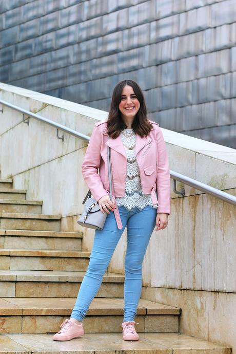 Invierno con biker rosa y zapatillas