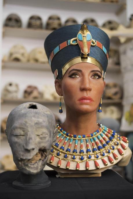 En la imagen podemos ver la reconstrucción facial de la momia «Younger Lady» junto a una réplica tridimensional de su cabeza creada a partir del mapeo digital