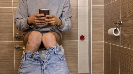 Hombre chino pierde su recto tras jugar con teléfono en el baño