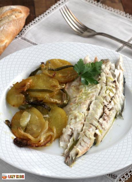 Lubina al horno con patatas a lo pobre, una receta ideal para comer en pareja