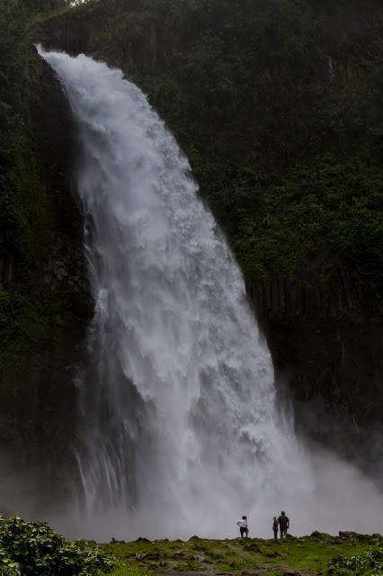 Parque Nacional Cayambe Coca: Lagunas y cascadas