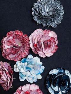 15 Ideas hermosas para bordar flores con lentejuela