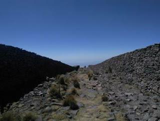 EN EL PARQUE NACIONAL IZTACCÍHUATL POPOCATÉPETL SE LOCALIZA UN TEMPLO PREHISPÁNICO EN LA CIMA DEL MONTE TLÁLOC A 4,120 MSNM.