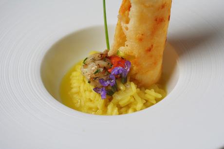 Zamburiñas a la Plancha con Risotto a la Milanesa y Cilindro de Parmesano