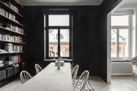 sofa blanco salón blanco piso nórdico pintar comedor negro paredes negras estilo escandinavo decoración salones decoración nórdica decoración comedores comedor negro 