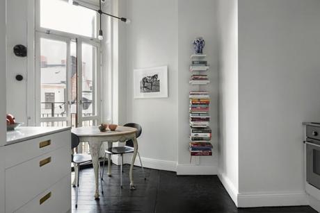 sofa blanco salón blanco piso nórdico pintar comedor negro paredes negras estilo escandinavo decoración salones decoración nórdica decoración comedores comedor negro 