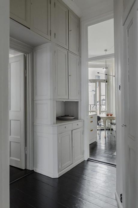 sofa blanco salón blanco piso nórdico pintar comedor negro paredes negras estilo escandinavo decoración salones decoración nórdica decoración comedores comedor negro 