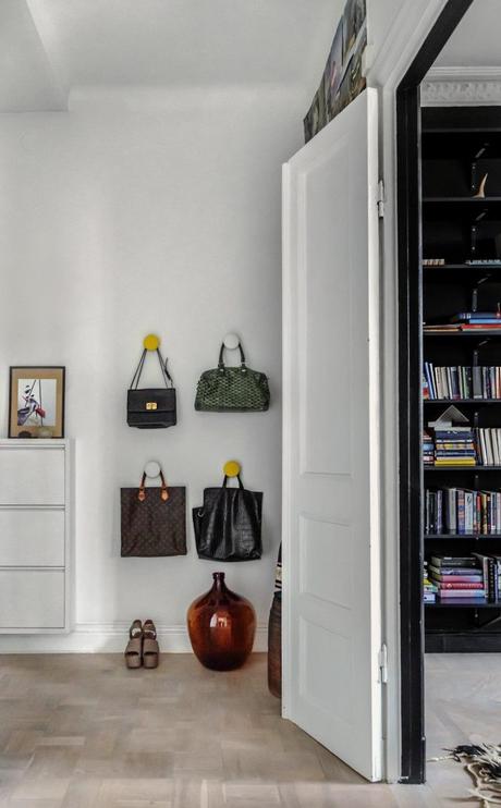 sofa blanco salón blanco piso nórdico pintar comedor negro paredes negras estilo escandinavo decoración salones decoración nórdica decoración comedores comedor negro 