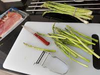 Aperitivo de espárragos con jamón serrano y hojaldre Aperitivo de espárragos con jamón serrano y hojaldre