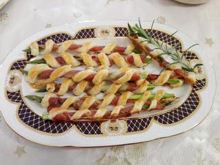 Aperitivo de espárragos con jamón serrano y hojaldre Aperitivo de espárragos con jamón serrano y hojaldre