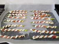 Aperitivo de espárragos con jamón serrano y hojaldre Aperitivo de espárragos con jamón serrano y hojaldre