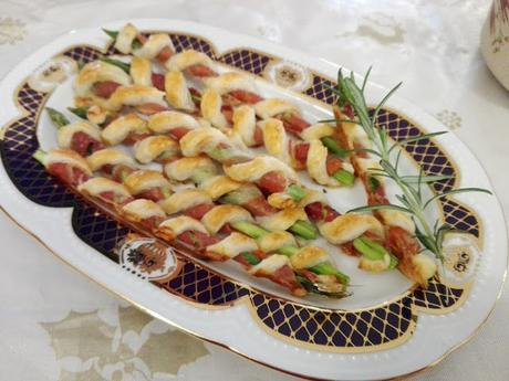 Aperitivo de espárragos con jamón serrano y hojaldre Aperitivo de espárragos con jamón serrano y hojaldre