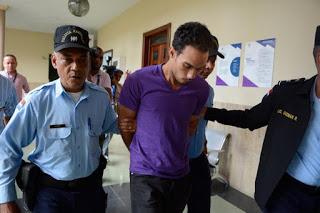 Tras matar a Reyna, a las dos niñas y al niño, asesino fue a la playa con amiga. Tras matar a Reyna, a las dos niñas y al niño, asesino fue a la playa con amiga.