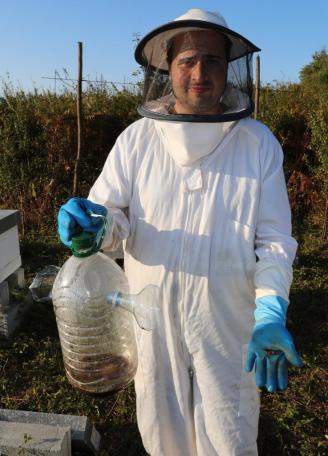El apicultor grovense Marcos Otero con una trampa para la avispa velutina.