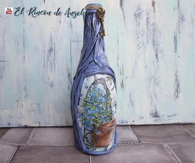 Botella reciclada con decoupage y tela.