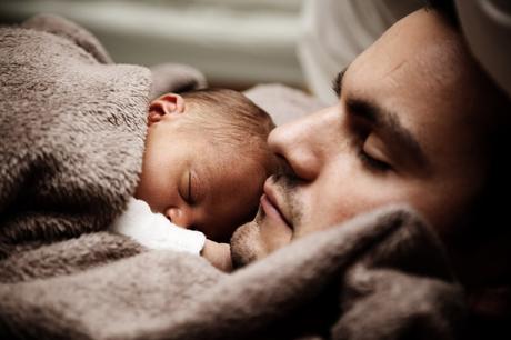 Cómo entrenar a tu  ̶d̶r̶a̶g̶ó̶n̶ bebé (para que duerma toda la noche)