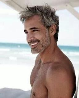 A ALGUNOS GAYS NOS GUSTAN MAYORES. PON UN HOMBRE MADURO EN TU VIDA