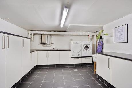 estilo escandinavo eames chair distribución abierta diseño interiores decoración sótano decoración nórdica comoda danesa casa danesa dos pisos casa con sótano 