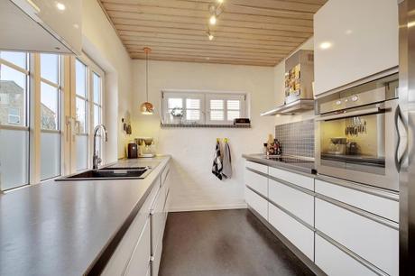 estilo escandinavo eames chair distribución abierta diseño interiores decoración sótano decoración nórdica comoda danesa casa danesa dos pisos casa con sótano 