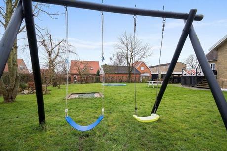 estilo escandinavo eames chair distribución abierta diseño interiores decoración sótano decoración nórdica comoda danesa casa danesa dos pisos casa con sótano 