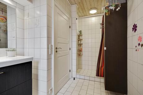 estilo escandinavo eames chair distribución abierta diseño interiores decoración sótano decoración nórdica comoda danesa casa danesa dos pisos casa con sótano 