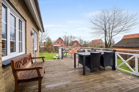 estilo escandinavo eames chair distribución abierta diseño interiores decoración sótano decoración nórdica comoda danesa casa danesa dos pisos casa con sótano 