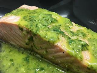 Salmón al vapor con salsa de alhabaca Salmón al vapor con salsa de alhabaca