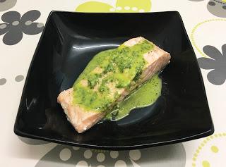 Salmón al vapor con salsa de alhabaca