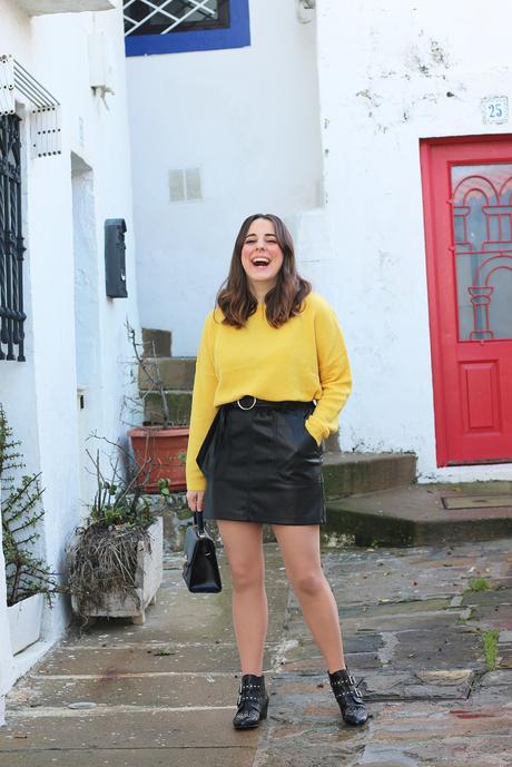 Outfit con jersey amarillo y falda de cuero