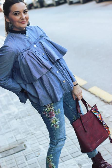 Look con jeans floreados