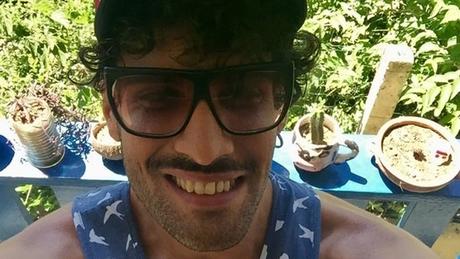 Dos hombres fueron víctimas de homofobia solo por besarse. Dos hombres fueron víctimas de homofobia solo por besarse.