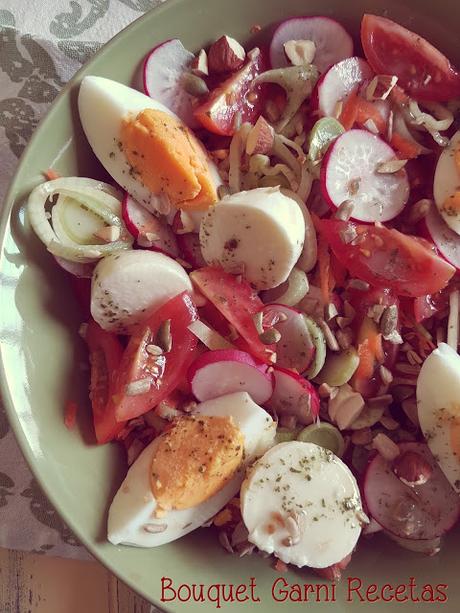 Ensalada fresca de la huerta con limoneta de cilantro