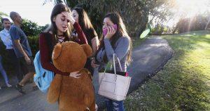 “Activó la alarma de fuego para que los niños salieran. Y empezó la carnicería” BBJ9pMF