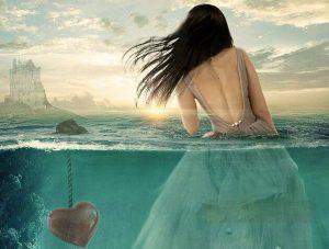El amor no borra el pasado, pero hace diferente el Futuro mujer-en-el-agua-con-un-corazón-hundido