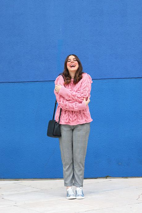Outfit con jersey rosa de nudos de Zara Outfit con jersey rosa de nudos de Zara