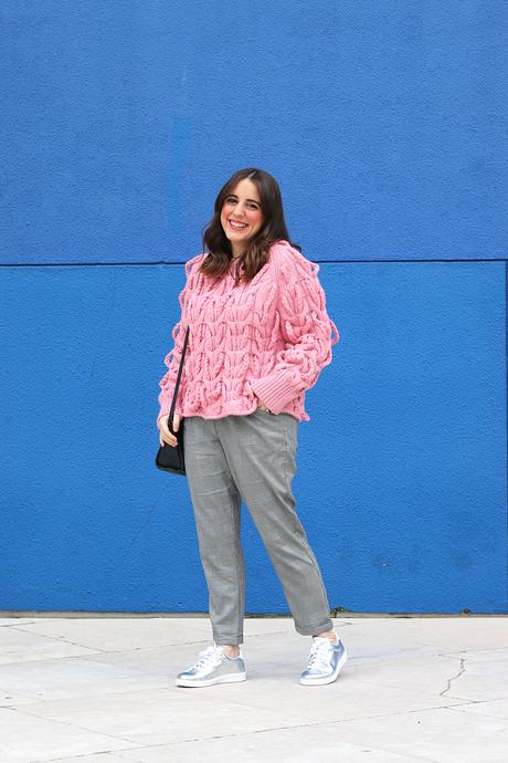 Outfit con jersey rosa de nudos de Zara