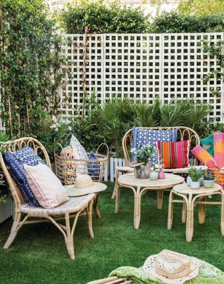 Terraza decorada con muebles, textiles y accesorios de IKEA