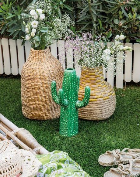 Terraza decorada con muebles, textiles y accesorios de IKEA