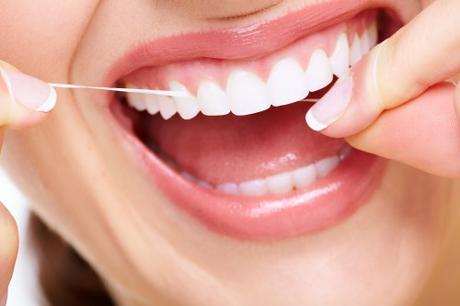 Masticar chicle elimina más bacterias que el hilo dental