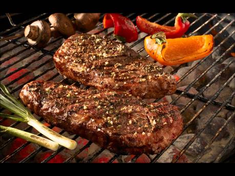 Los veganos/vegetariano que beben alcohol comen carne