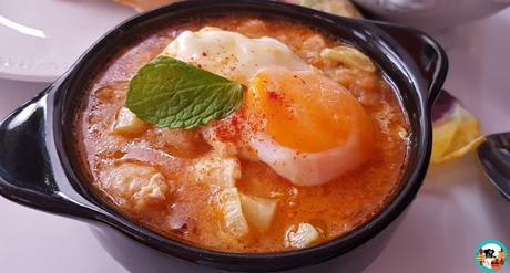 Sopa de ajos y pan Sopa de ajos y pan