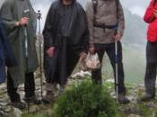 Senderismo trekking: Caminando bajo lluvia