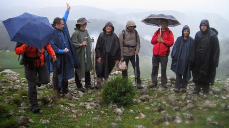 Senderismo y trekking: Caminando bajo la lluvia Senderismo y trekking: Caminando bajo la lluvia