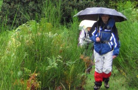 Senderismo y trekking: Caminando bajo la lluvia Mi gran amigo Antonio pertrechado para la ocasión.
