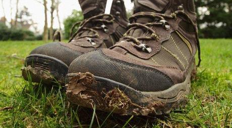 Senderismo y trekking: Caminando bajo la lluvia botas sucias