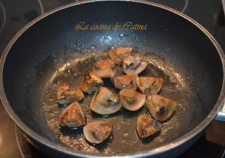 Crema de patatas con salteado de setas y aceite de cebollino. Crema de patatas con salteado de setas y aceite de cebollino.