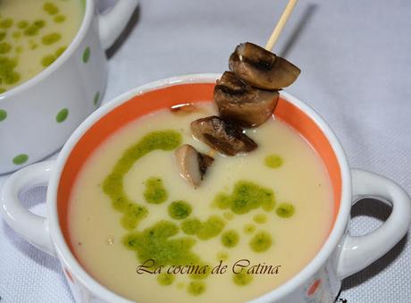 Crema de patatas con salteado de setas y aceite de cebollino. Crema de patatas con salteado de setas y aceite de cebollino.