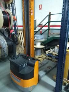 Transpaletas manuales versus eléctricas