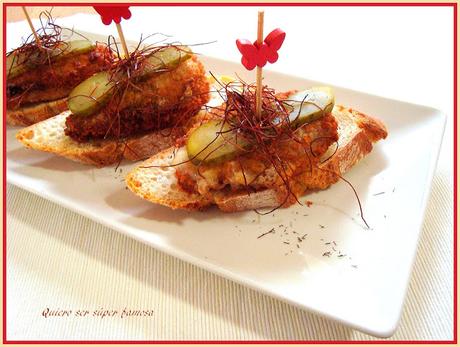 Montadito de solomillo de cerdo, relleno de champiñones, cebolla, y queso Montadito de solomillo de cerdo, relleno de champiñones, cebolla, y queso